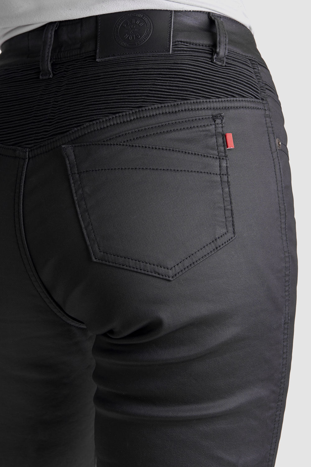 The bottom of a woman wearing women's black motorcycle jeans Lorica Kevlar from Pando Moto