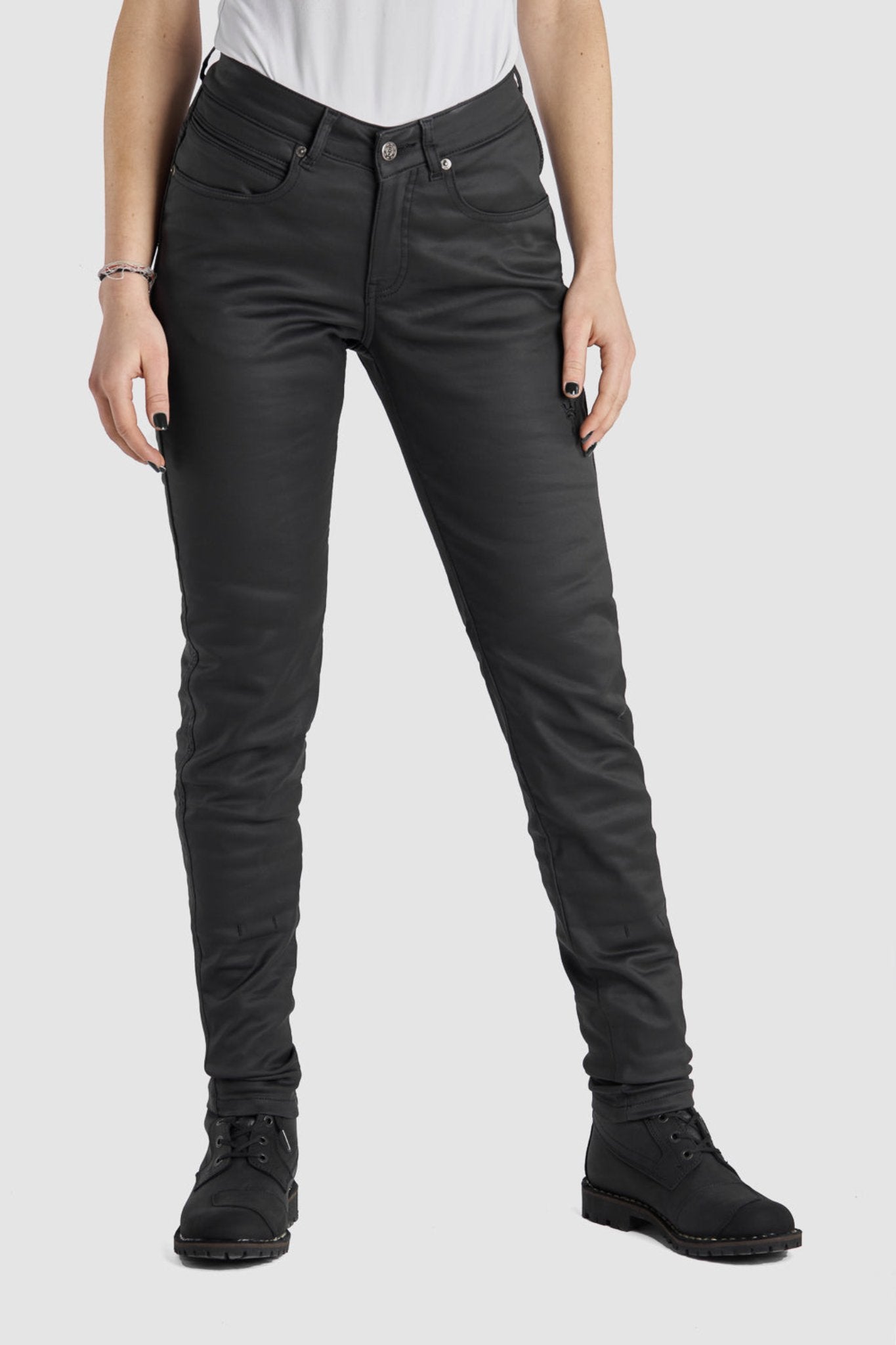 Woman wearing women's black motorcycle jeans Lorica Kevlar from Pando Moto