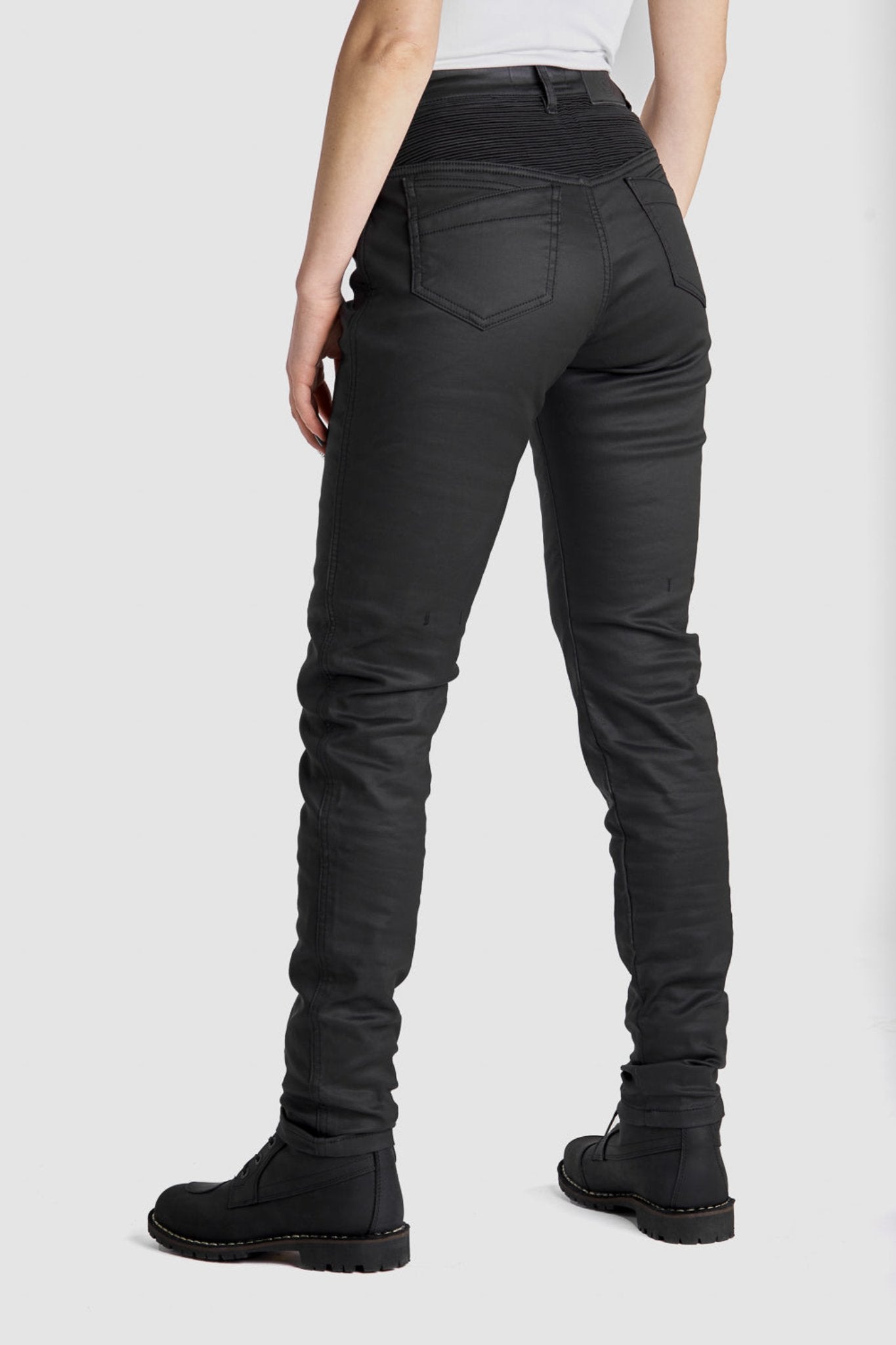 A back of a woman wearing women's black motorcycle jeans Lorica Kevlar from Pando Moto